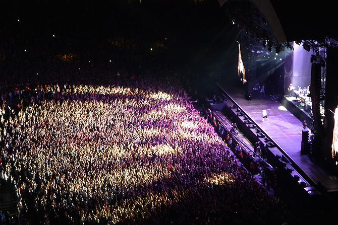 lots-of-fans-at-a-concert-670x447